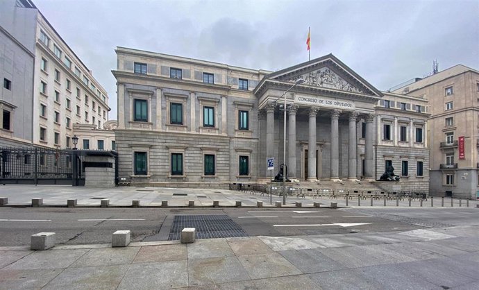 Archivo - Fachada del Congreso de los Diputados un día antes de que se celebre otro pleno para tratar la gestión de la crisis del coronavirus, en Madrid (España) a 14 de abril de 2020.