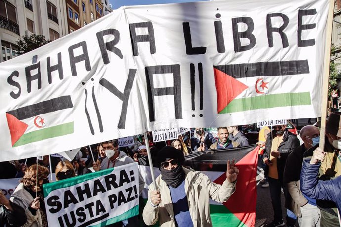 Archivo - Un grupo de personas participa con pancartas y banderas en una manifestación por el Sáhara Occidental en Madrid