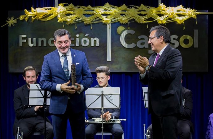 El periodista onubense Eduardo J. Sugrañes en la recogida del premio.