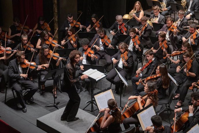 Archivo - La Orquestra Filharmnica de la Universitat de Valncia, dirigida por Beatriz Fernández Aucejo