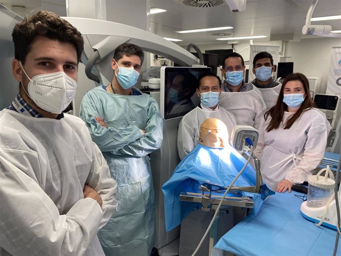 Neurocirujanos del hospital y Richard Gonzalo en el laboratorio de cirugía experimental Imibic preparando la sala.