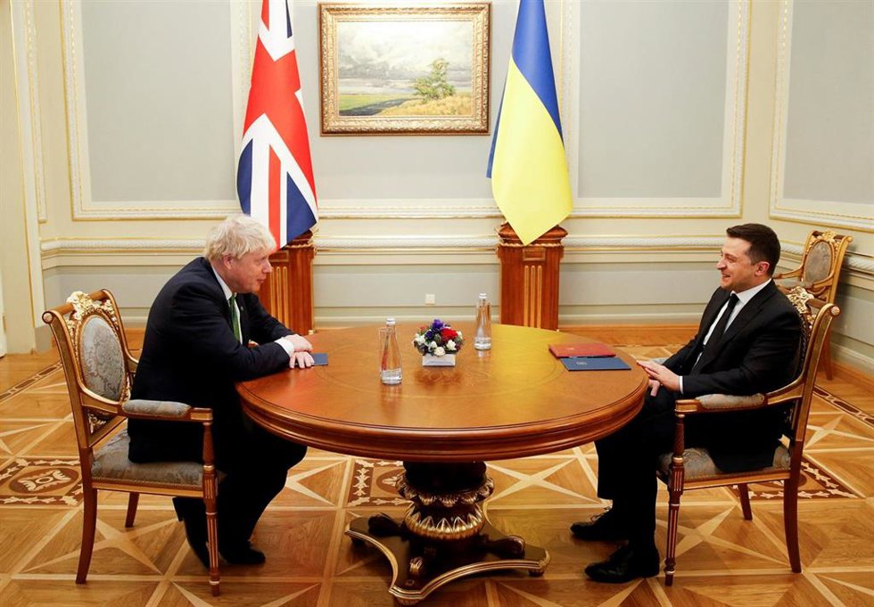 Archivo - El primer ministro de Reino Unido, Boris Johnson, y el presidente de Ucrania, Volodimir Zelenski. 