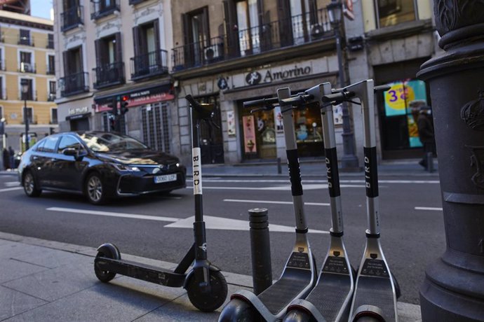 Archivo - Varios patinetes eléctricos estacionados en el centro de Madrid (España), a 3 de enero de 2021. Los vehículos de movilidad personal, entre los que se encuentran los patinetes, son considerados desde este sábado vehículos "a todos sus efectos" 