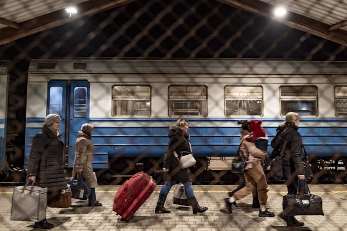 20 March 2022, Poland, Przemysl: Women and children who have fled the war in Ukraine arrive at the station after disembarking a train coming from Laviv. Photo: Christoph Reichwein/dpa