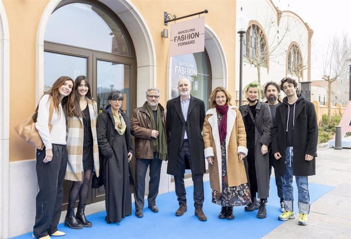 El director general de Barcelona Activa, Félix Ortega, el jurado de la actual edición del Barcelona Fashion Forward y diseñadores visitan la 'concept store' en La Roca Village.