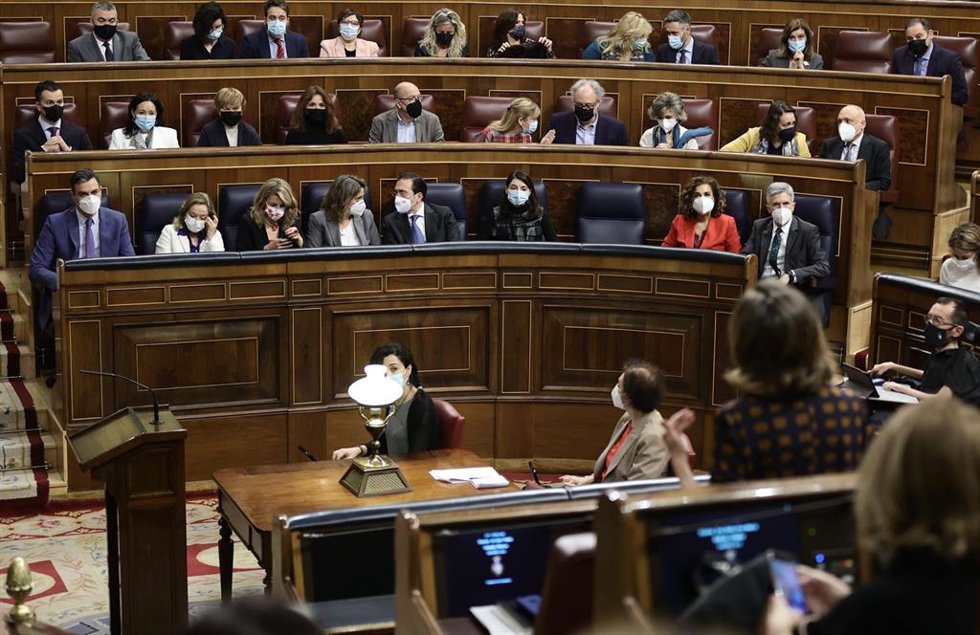 (I-D) El presidente del Gobierno, Pedro Sánchez; la vicepresidenta primera y ministra de Asuntos Económicos y Transformación Digital, Nadia Calviño; la vicepresidenta segunda y ministra de Trabajo y Economía Social, Yolanda Díaz; la vicepresidenta terce