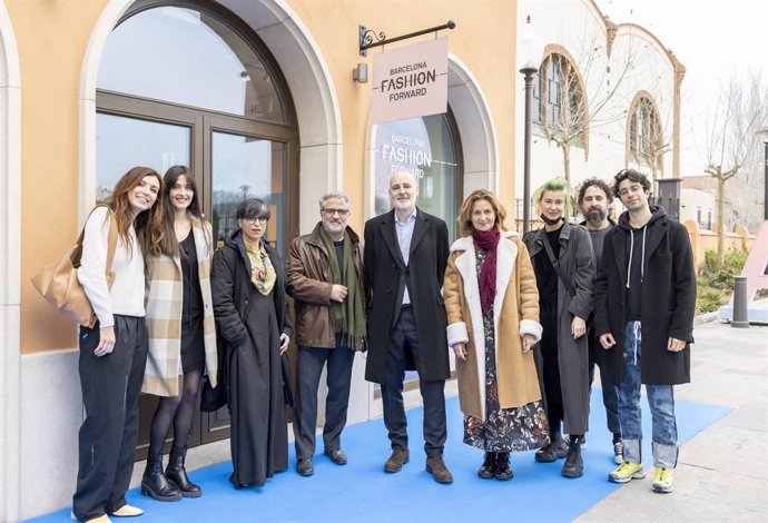 El director general de Barcelona Activa, Félix Ortega, el jurat de l'actual edició del Barcelona Fashion Forward i diferents dissenyadors visiten la 'concept store' a La Roca Village.