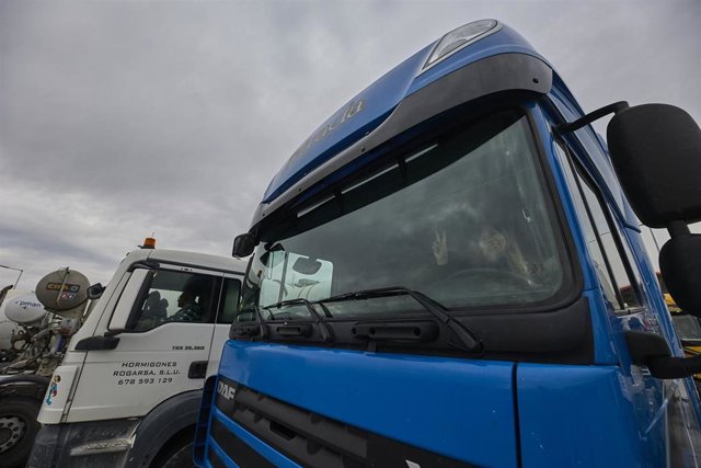 Dos camiones estacionados. 