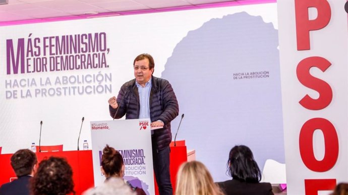El secretario general del PSOE de Extremadura, Guillermo Fernández Vara, inaugura el seminario 'Hacia la abolición de la prostitución'