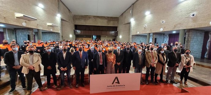 La Junta entrega la Medalla de Oro al Mérito de Protección Civil a las agrupaciones del voluntariado en un acto celebrado en Pilas (Sevilla).