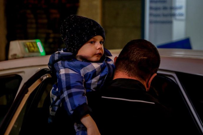 Un taxista sostiene en brazos a un niño ucraniano a su llegada a Madrid, a 16 de marzo de 2022, en Madrid 