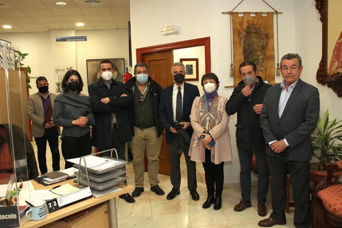 El alcalde de Lucena, Juan Pérez, y la subdelegada del Gobierno, Rafaela Valenzuela, con representantes de las empresas del frío industrial del municipio.