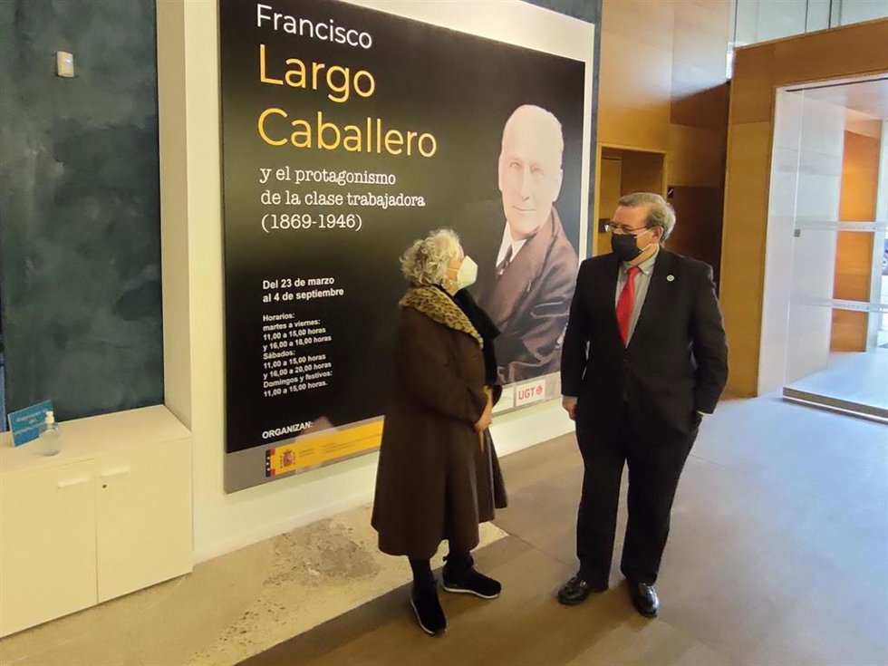 El secretario de Estado de Memoria Democrática, Fernando Martínez, junto a la subdelegada del Gobierno en Salamanca, Encarnación Pérez.