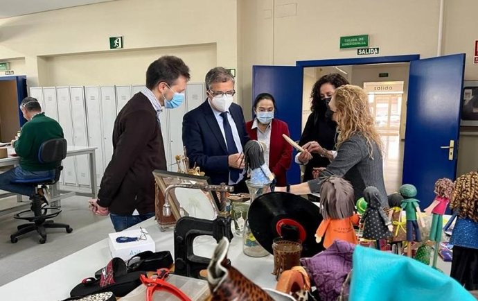 El consejero de Servicios Sociales y Gobernanza Pública, Pablo Rubio, han visitado el centro de día, centro ocupacional y Centro de Orientación Tratamientos que la Asociación