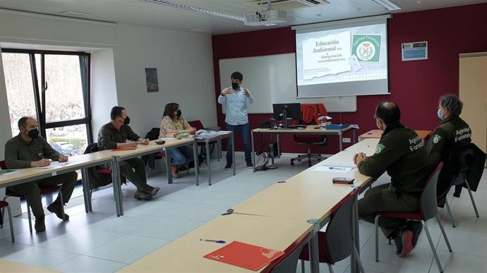 Un grupo de agentes forestales de La Rioja recibe formación para especializarse en labores de educación ambiental