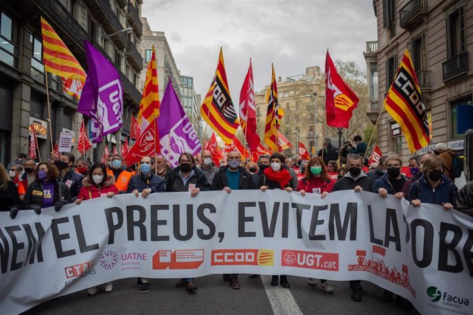 Unas 1.000 personas se manifiestan en Barcelona contra la subida de los precios de la energía