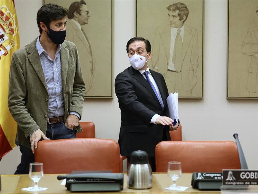 El vicepresidente primero de la Comisión, Antonio Gómez-Reino Varela (i) y el ministro de Asuntos Exteriores, Unión Europea y Cooperación, José Manuel Albares (d), a su llegada a la Comisión de Asuntos Exteriores.