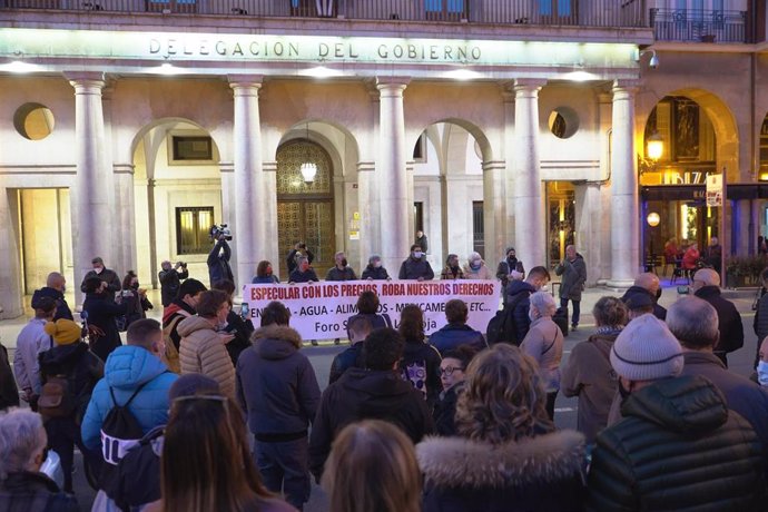 Protesta en Logroño del Foro Social frente a la Delegación del Gobierno por la subida de precios
