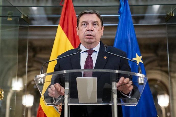 El ministro de Agricultura, Pesca y Alimentación, Luis Planas, comparece después de una reunión con representantes del sector pesquero, en la sede del Ministerio de Agricultura,  