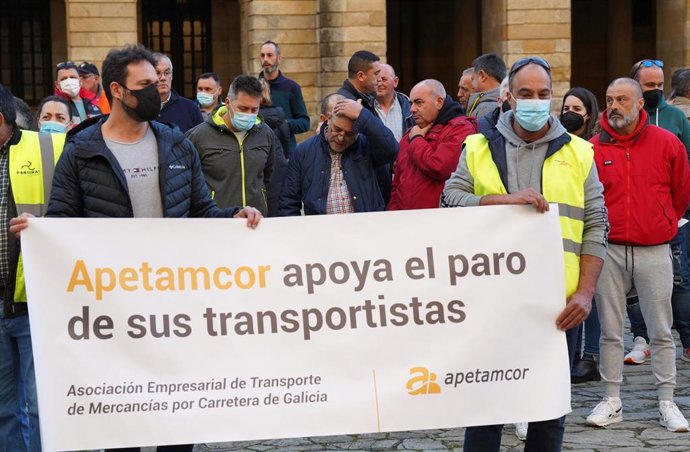 Asociados de Apetamcor, principal asociación que secunda los paros del transporte en Galicia, se concentran a las puertas del Ayuntamiento de Santiago, donde ha tenido lugar una protesta que también se ha replicado en Ourense, Lugo y Pontevedra