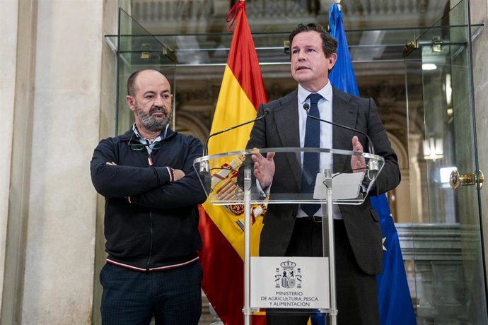 El secretario general de la Confederación Española de Pesca (Cepesca), Javier Garat, y el presidente de las Cofradías de España, Braulio Otero, comparecen en la sede del Ministerio de Agricultura tras reunirse con el sector pesquero.  