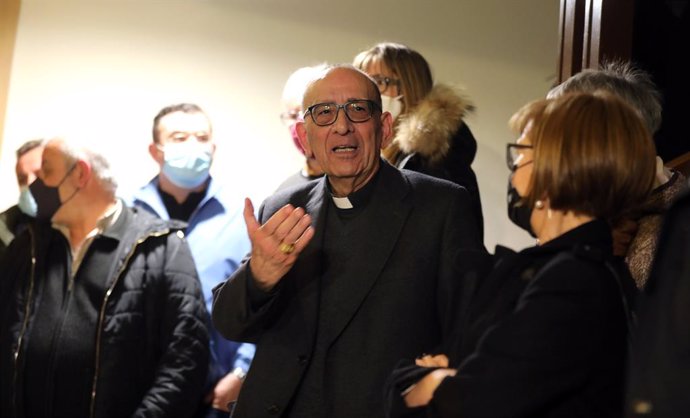 El presidente de la Conferencia Episcopal Española, el cardenal y arzobispo de Barcelona, Juan José Omella, saluda en el acto de recibimiento a víctimas de abusos sexuales cometidos en el seno de la Iglesia católica, en la sede de la Conferencia Episcop