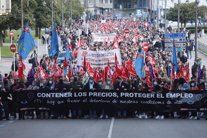Cientos de personas reclaman en Avilés medidas para contener los precios en una manifestación convocada por CCOO y UGT.