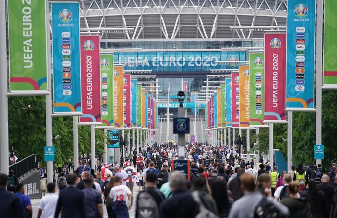 Archivo - 07 July 2021, United Kingdom, London: Football fans flock to Wembley Stadium ahead of the UEFA Euro 2020 semi-final soccer match between England and Denmark. Photo: Zac Goodwin/PA Wire/dpa