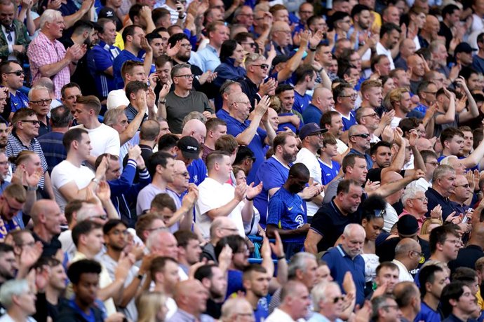 Archivo - 14 August 2021, United Kingdom, London: Chelsea fans applaud the players after the final whistle of the English Premier League soccer match between Chelsea and Crystal Palace at Stamford Bridge. Photo: Tess Derry/PA Wire/dpa