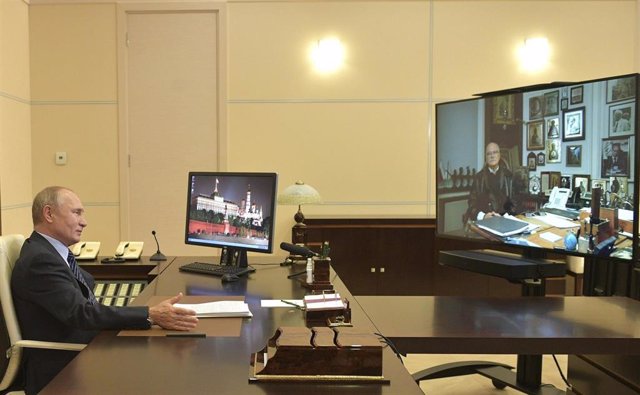 El presidente ruso, Vladimir Putin, dialoga por videoconferencia con el cineasta Nikita Mijalkov.