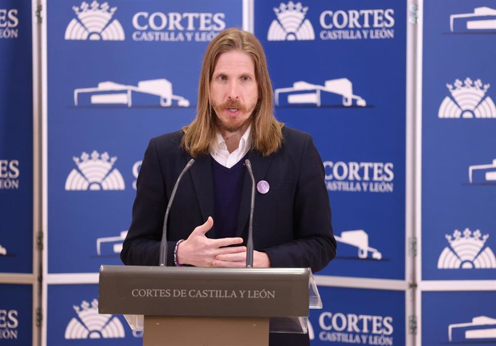 El procurador de Unidas Podemos en Castilla y León, Pablo Fernández, responde a los medios tras una reunión con el PP de Castilla y León en las Cortes de Castilla y León, a 1 de marzo de 2022, en Valladolid, Castilla y León (España).