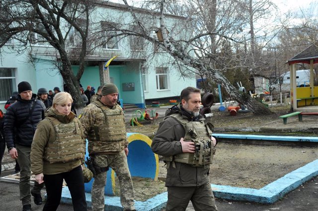 Archivo - 19 February 2022, Ukraine, Stanytsia Luhanska: Governor of Luhansk Oblast Serhii Haidai (R) and Iryna Vereshchuk (L), Ukrainian Minister of Reintegration of Temporarily Occupied Territories, arrive to inspect the damage at a kindergarten that wa