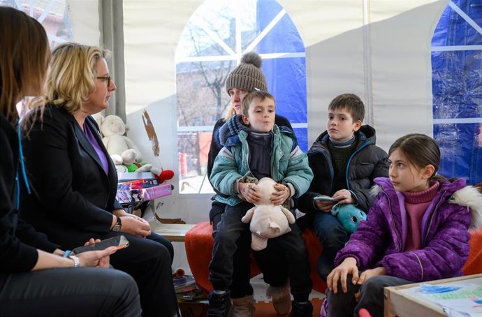 14 March 2022, Romania, Sighetu Marmatiei: German Minister for Economic Cooperation and Development, Svenja Schulze chats with refugees from Ukraine at the Unicef "Blue Dot" Center in Sighetu Marmatiei. The development minister is in Romania to visit Un