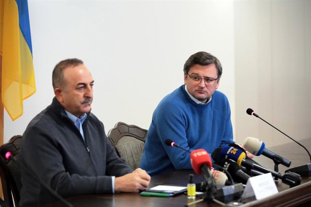 El ministro de Exteriores ucraniano, Dimitro Kuleba, con su homólogo turco