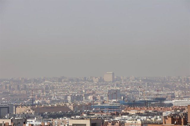 Archivo - Imagen de la boina de contaminación en Madrid, a 10 de febrero de 2022, en Madrid (España). Madrid es la única ciudad española que sigue incumpliendo los niveles permitidos por Europa para dióxido de nitrógeno, que causa  más de 2.000 muertes pr