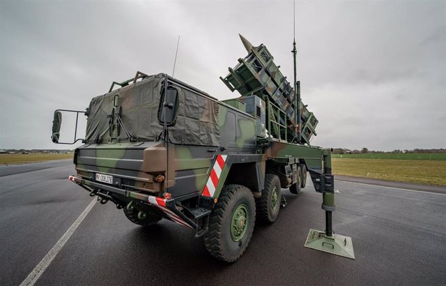 17 de marzo de 2022, Schleswig-Holstein, Schossing: Un sistema de misiles antiaéreos Patriot listo para luchar del 1er escuadrón de misiles antiaéreos Bundeswehr se encuentra en el Aeropuerto Militar de Schussing.  Algunas unidades de escuadrón están actualmente en movimiento.
