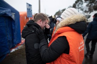 El personal de World Vision consuela a Iván, un adolescente que huyó solo de Ucrania