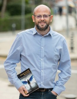 El autor con su libro "Bailando con los lobos"