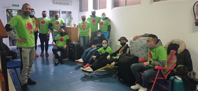 Los agentes a turnos de la Policía Local de Navalmoral de la Mata encerrados en las dependencias policiales.