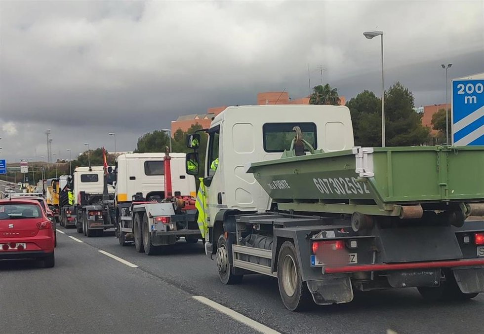 Caravana de camiones en una carretera.
