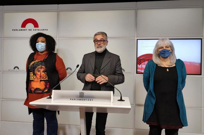 El diputado de la CUP en el Parlament Carles Riera, junto con la líder de la CUP en el Parlament, Dolors Sabate, y la diputada 'cupaire' Nogay Ndiaye en rueda de prensa