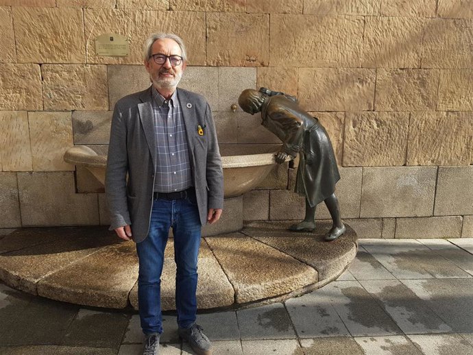 El concejal de Medio Ambiente del Ayuntamiento de Logroño, José Manuel Zúñiga, junto a la Fuente del Ayuntamiento