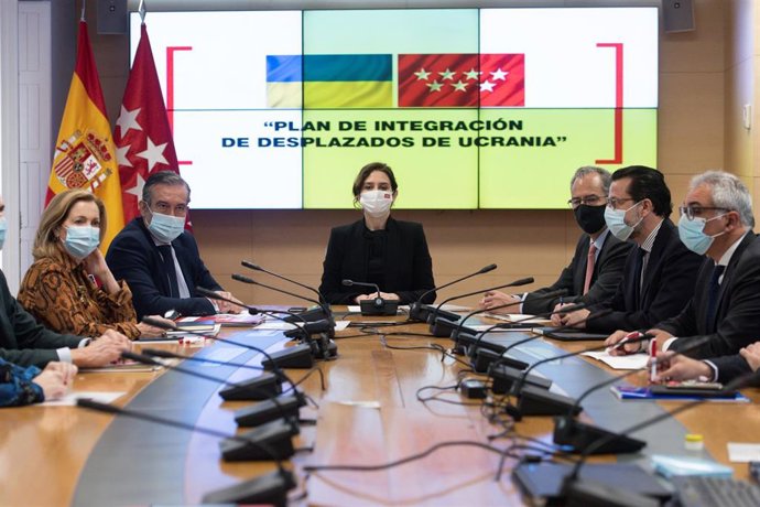 La presidenta de la Comunidad de Madrid, Isabel Díaz Ayuso, preside la primera reunión del Comité de Crisis de Ucrania, en la Real Casa de Postas, a 16 de marzo de 2022, en Madrid (España).