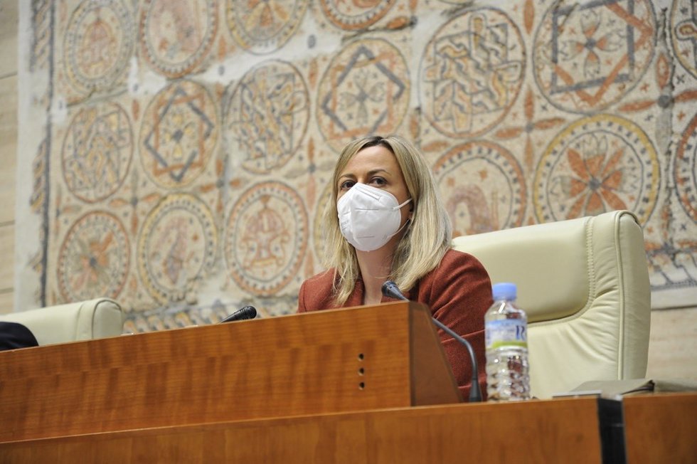 La presidenta de la Asamblea de Extremadura, Blanca Martín, en el pleno de la Cámara regional en el que se aborda el informe de liquidación del presupuesto de la institución correspondiente a 2021