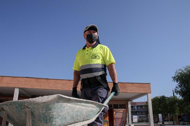 Archivo - Imagen de recurso de un trabajador en las obras de un colegio en Madrid. 