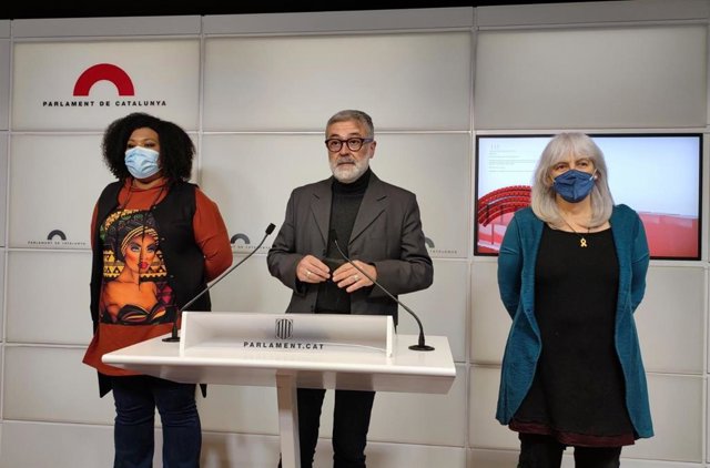 El diputat de la CUP al Parlament Carles Riera, juntament amb la líder de la CUP a la cambra, Dolors Sabate, i la diputada cupaire Nogay Ndiaye en la roda de premsa
