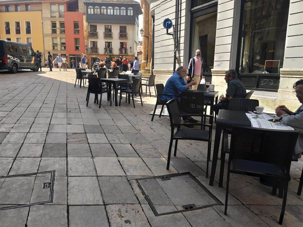 Archivo - Personas con mascarilla en las calles de Oviedo y terrazas de hostelería.