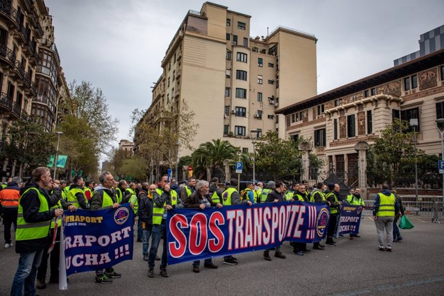 Centenares de transportistas protestan ante la Delegación del Gobierno en Barcelona