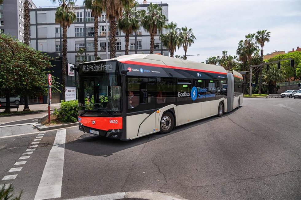 Archivo - Uno de los vehículos eléctricos de la flota de Transports Metropolitans de Barcelona (TMB)