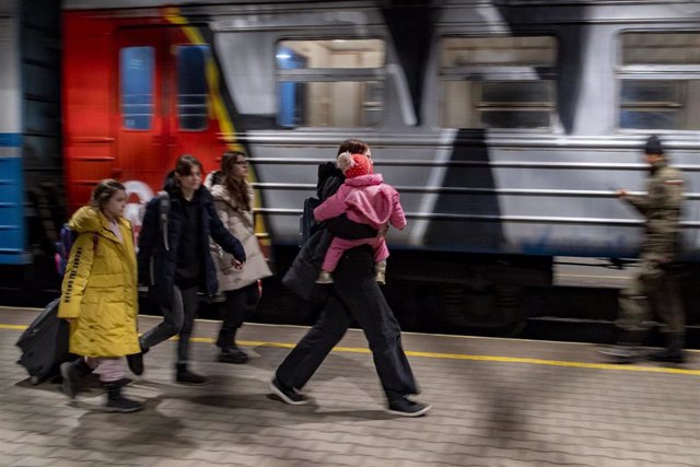 Mujeres y niños en la estación de tren de Przemysl, Polonia